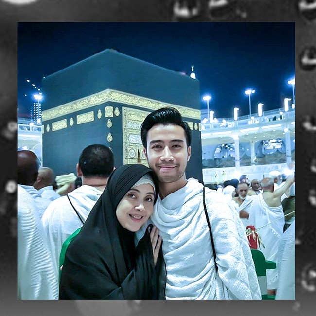 Vidi Aldiano berangkat umroh bersama ibunya. Beberapa waktu yang lalu, ia pun tampak mengantar ibunya untuk beribadah umroh lagi. Kedekatan mereka membuat banyak netizen baper. Foto: Instagram
