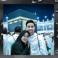 Vidi Aldiano berangkat umroh bersama ibunya. Beberapa waktu yang lalu, ia pun tampak mengantar ibunya untuk beribadah umroh lagi. Kedekatan mereka membuat banyak netizen baper. Foto: Instagram