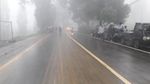Foto: Kabut Tebal Selimuti Evakuasi Longsor di Puncak