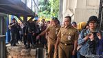 Momen Anies Pantau Pintu Air Manggarai dan Ambil Foto Ketinggian Air