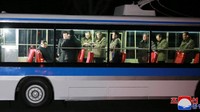 Kim Jong Un ditemani beberapa orang saat menjajal trem atau yang juga disebut bus listrik tersebut. (Foto: Dok. KCNA via Reuters)