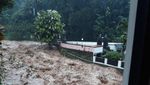 Foto: Longsor, 7 Rumah Warga dan 2 Akses Jalan di Megamendung Rusak