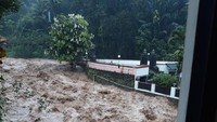 Tembok Polsek Megamendung ada yang jebol. (Foto: Dok. Polres Bogor)