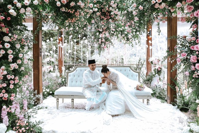 Chryseis Tan dinikahi tunangannya, Faliq Nasimuddin dalam upacara pernikahan yang digelar di sebuah resort mewah di atas bukit,  The Chateau, Bukit Tinggi, Pahang, Malaysia, Jumat (2/2/2018). Foto: Dok. Instagram Ivan Mario (Axioo), YSA Events, Chryseis Tan