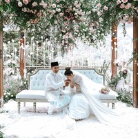 Chryseis Tan dinikahi tunangannya, Faliq Nasimuddin dalam upacara pernikahan yang digelar di sebuah resort mewah di atas bukit,  The Chateau, Bukit Tinggi, Pahang, Malaysia, Jumat (2/2/2018). Foto: Dok. Instagram Ivan Mario (Axioo), YSA Events, Chryseis Tan