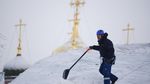 Foto: Kerja Keras Bersihkan Salju Tebal di Jantung Kota Moskow