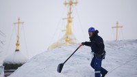 Ketebalan salju di Moskow lebih dari 40 cm dan intensitas salju yang turun tertinggi sejak 1957 atau 61 tahun lalu (Foto: Dok. REUTERS/Sergei Karpukhin)