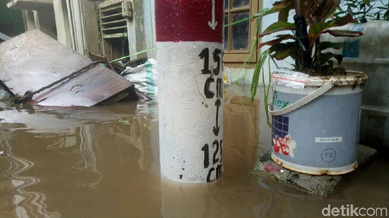 Permukiman Terendam 125 Cm, Begini Kondisi Banjir di Kampung Melayu Permukiman Terendam 125 Cm, Begini Kondisi Banjir di Kampung Melayu
