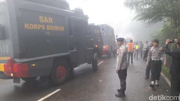  Alat berat dikerahkan mengevakuasi material longsor di Riung Gunung, Bogor, Senin (5/2/2018)