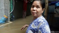 Salah seorang warga yang rumahnya kena banjir. Salah seorang warga yang rumahnya kena banjir.