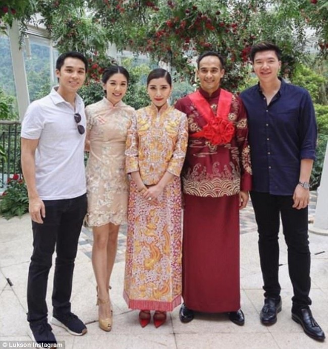 Pernikahan Chryseis Tan dan Faliq juga disebut-sebut media Malaysia, menyatukan dua budaya yang berbeda, yaitu China dan Melayu. Kedua mempelai tampak berganti busana dengan pakaian tradisional China. Foto: Dok. Instagram