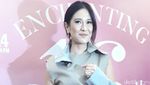 Penampilan Dian Sastro dengan Kain Sumba