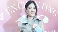 Pemain film Ada Apa Dengan Cinta itu tampak Cantik mengunakan atasan berwarna abu-abu dengan bawahan yang dibalut dengan kain sumba. 