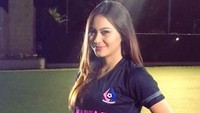 Banyak yang berpikir juga, wanita yang main futsal adalah wanita tomboy dan tidak feminin. Foto: Instagram @violetamongi
