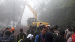 Foto: Kabut Tebal Selimuti Evakuasi Longsor di Puncak