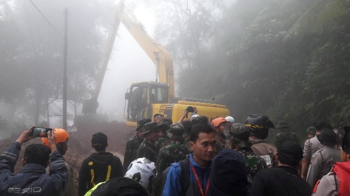 7 Rumah dan Sebuah Hotel di Megamendung Bogor Rusak Akibat Longsor