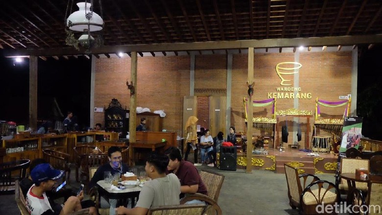 Waroeng Kemarang buka setiap hari (Johanes Randy/detikTravel) Waroeng Kemarang buka setiap hari (Johanes Randy/detikTravel)