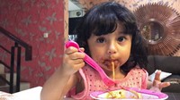 Makan spagheti sendiri! Walau cemong sana sini, mukanya tetap terlihat imut. Foto: Instagram @hengkykurniawan