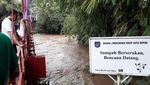 Foto: Derasnya Arus Sungai Ciliwung di Depok, Warga Diimbau Waspada