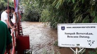 Tinggi muka air di Bendung Katulampa telah mencapai 220 cm pada Senin (5/2) pukul 08.30 WIB menyentuh level Siaga I atau level tertinggi dari tingkatan banjir.  (Foto: Triono Wahyu Sudibyo/detikcom)