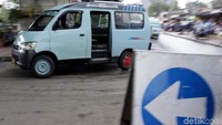 Kondisi lalu lintas di bawah flyover tampak lancar.