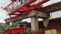 Foto: Launcher girder crane yang jatuh masih terlihat menggantung menimpa pondasi bangunan.Fotografer: Ibnu Hariyanto/detikcom
