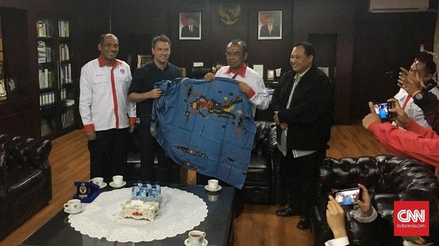 Michael Owen disambut oleh Sesmenpora Gatot S Dew Broto.