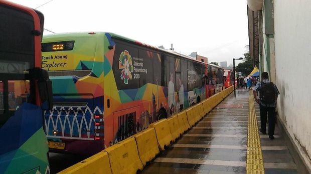 Bus TransJakarta Explorer juga telah beroperasi lagi di Jalan Jatibaru.