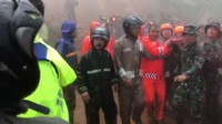 1 korban tampak dibungkus dan ditandu petugas (Foto: dok. Istimewa)