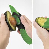 Pisau menjadi alat dapur wajib punya bagi para ibu rumah tangga. Bagi Anda yang suka mengolah avokad, 3-in-1 avocado tool ini juga wajib punya. Alat dapur inovatif itu juga dijual di Amazon dengan Rp 130 ribuan. Foto: Amazon