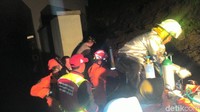 Foto: Kapolres Bandara Soekarno-Hatta Kombes Ahmad Yusep Gunawan mengatakan dia menerima laporan tembok ambrol itu pukul 18.00 WIB, Senin (5/2/2018). Tembok yang ambrol adalah tembok sebelah kiri under pass atau terowongan rel KA Bandara Jalan Perimeter Selatan sepanjang 20 meter. (Dok Polres Bandara Soekarno-Hatta)
