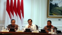 Menteri Sekretaris Negara Pratikno, Sekretaris Kabinet Pramono Anung, dan Kepala Staf Kepresidenan Moeldoko juga hadir dalam rapat.