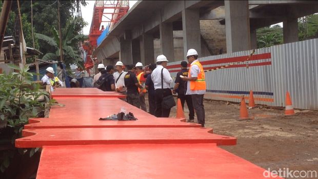 KNKT dan Puslabfor Olah TKP Lanjutan Cari Penyebab Crane Jatuh