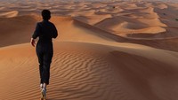 Seperti saat liburannya di Dubai dan berpose di padang gurun yang satu ini (sophiaamoruso/Instagram)