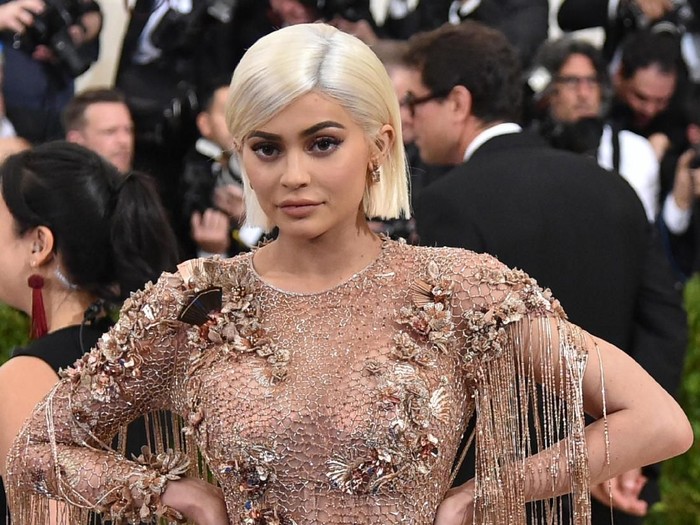 Kylie Jenner dengan bibir yang masih rutin suntik filler. Foto: Getty Images Kylie Jenner dengan bibir yang masih rutin suntik filler. Foto: Getty Images
