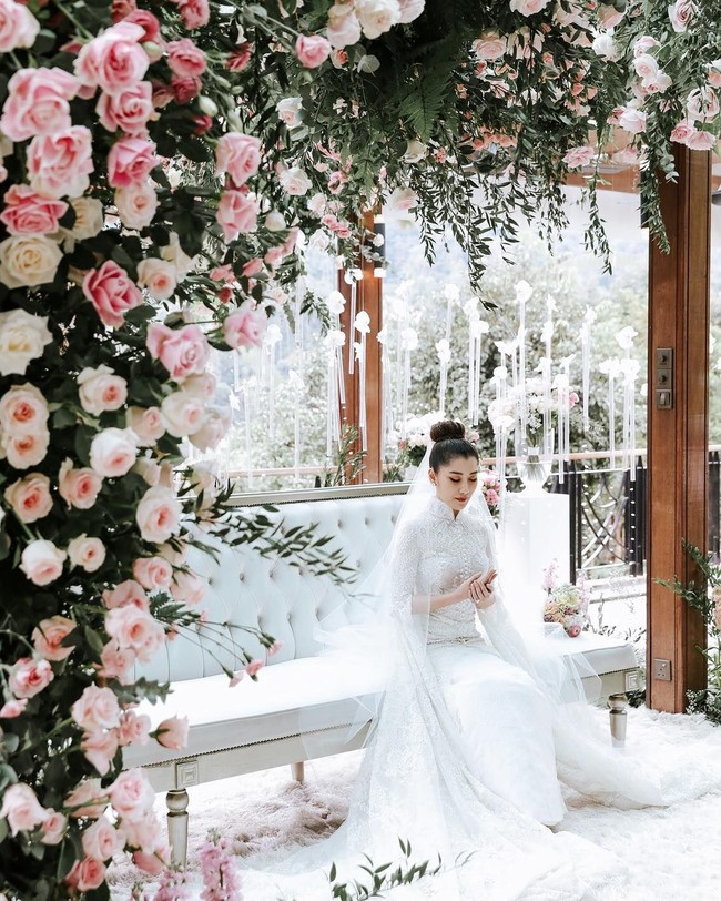 Chryseis Tan selama ini dikenal sebagai putri dari salah satu orang terkaya di Malaysia, Vincent Tan. Sang ayah memiliki perusahaan yang bergerak di berbagai bidang dan menjadi pemilik dari tiga klub sepakbola dunia, salah satunya Los Angeles Football. Foto: Dok. Instagram Ivan Mario (Axioo), YSA Events, Chryseis Tan