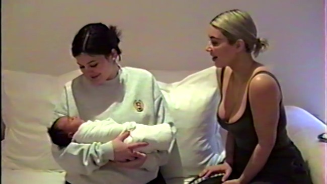 Ketika Kylie mengunjungi keponakannya, beberapa saat setelah Kim Kardashian melahirkan anak ketiganya. Foto: screenshot Youtube