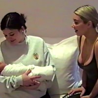 Ketika Kylie mengunjungi keponakannya, beberapa saat setelah Kim Kardashian melahirkan anak ketiganya. Foto: screenshot Youtube