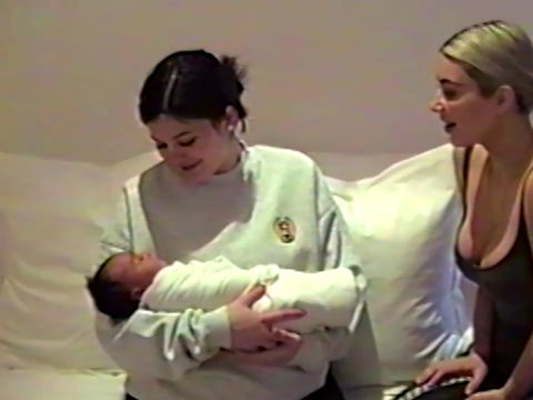 Khloe Kardashian Melahirkan Bayi Pertama, 1 Bulan Setelah Kylie Jenner