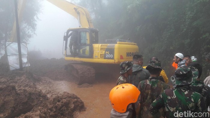 Longsor Masih Tutup Jalur Puncak, Alat Berat Dikerahkan