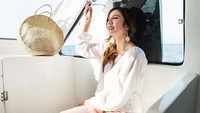 Pesinetron berusia 28 tahun itupun tampak anggun dengan kemeja putih dan celana pink panjang. (Dok. Instagram/achasinaga)