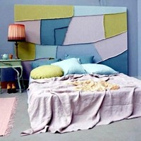 Buat ruangan kamar kamu lebih unik dengan menempatkan ornamen sebagai focal point. Foto: ofdesign.net