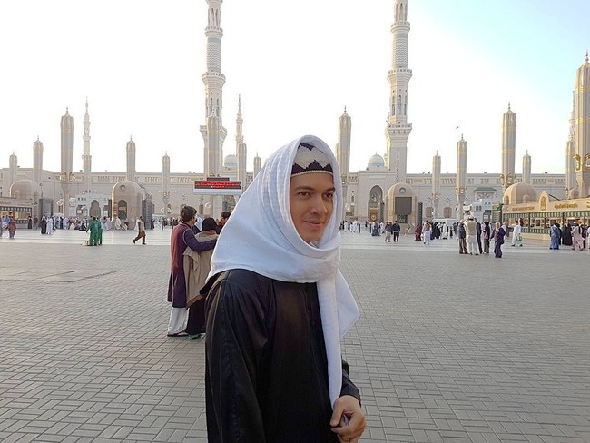 Suami Zaskia Sungkar juga terlihat menawan saat beribadah umroh tahun lalu. Namun, salah satu fotonya di pelataran masjid menuai kontroversi karena ia memakai kemeja dan sepatu. Foto: Instagram