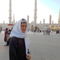 Suami Zaskia Sungkar juga terlihat menawan saat beribadah umroh tahun lalu. Namun, salah satu fotonya di pelataran masjid menuai kontroversi karena ia memakai kemeja dan sepatu. Foto: Instagram