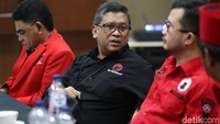 Hasto Kristiyanto datang dengan mengenakan kemeja hitam berlogo PDIP.
