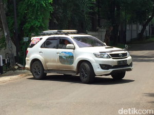Tempel Stiker Wonderful Indonesia di Mobil Bikin Bule Penasaran