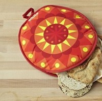 Jika tak punya microwave di rumah, microwaveable warmer ini bisa dibeli. Produk seharga Rp 140 ribuan ini berguna untuk menjaga agar makanan yang baru dibeli tetap hangat sampai di rumah jadi tak perlu dipanaskan. Foto: Amazon