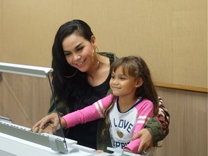 Begini Pola Asuh Melaney Ricardo untuk si Kecil