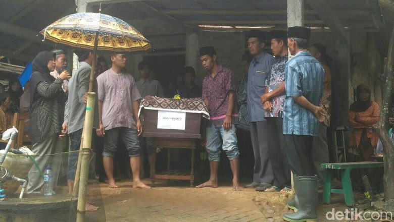 Dua Korban Crane Ambruk di Jatinegara Dimakamkan di Purworejo Dua Korban Crane Ambruk di Jatinegara Dimakamkan di Purworejo