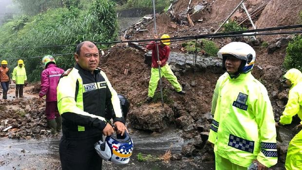 AKBP Dicky Pastika Gading meninjau lokasi longsor